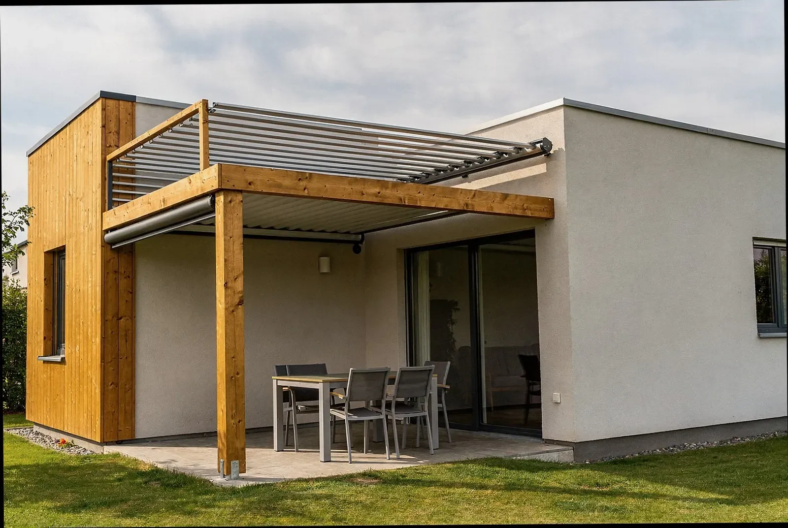 Motorisiertes Lamellendach über einer Terrasse in Leverkusen